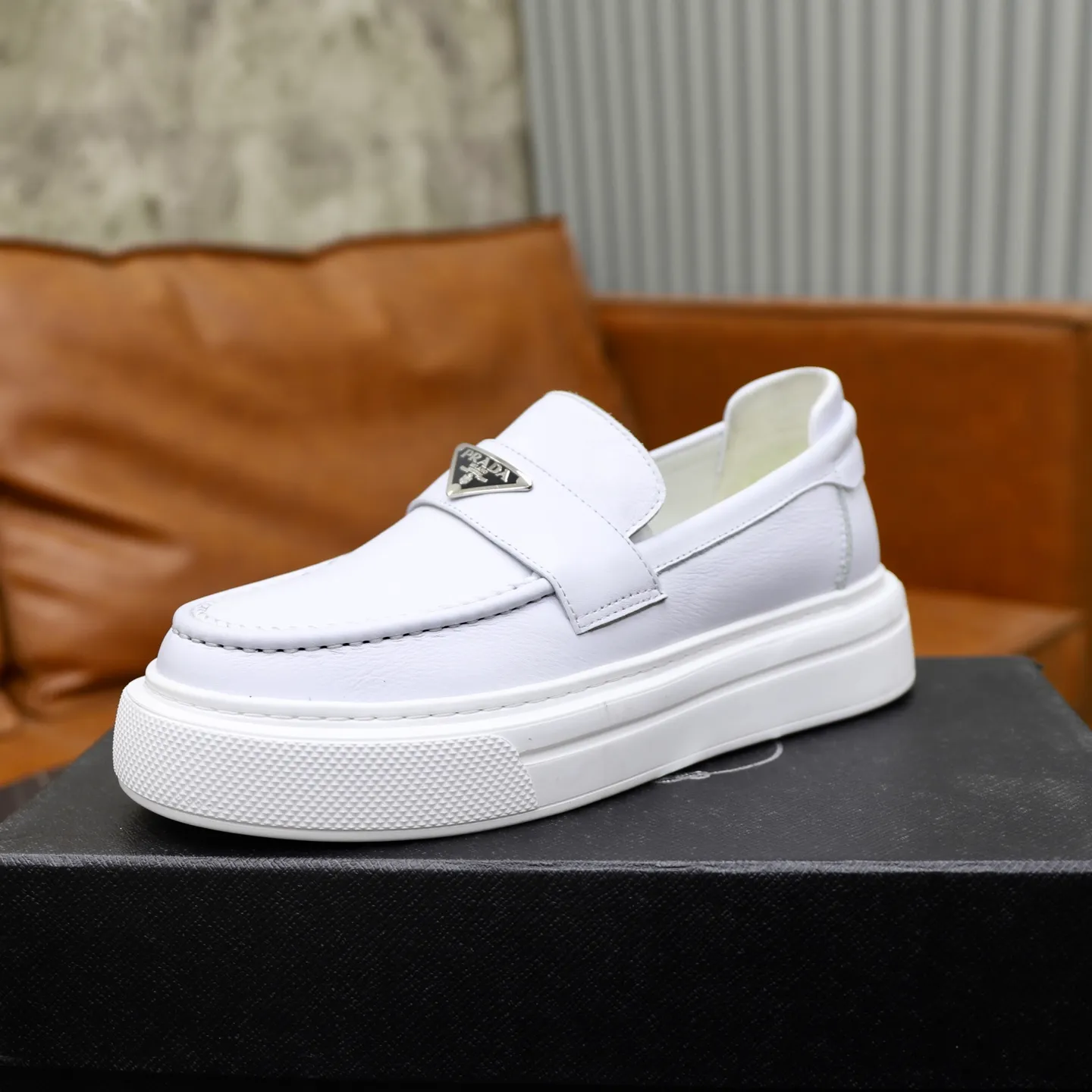 Ex-factory price: 500💰🙅‍♂️🙅‍♂️🙅‍♂️ Brand: PRADA Standard code: Men's code 38-44 (45 can be customized) Grade: Same style as the official website Original order quality Material: Original cowhide surface Comfortable lining Original outsole Style category: Men's fashionable casual leather shoes Distinguished big-name luxury elements Top luxury Color: Color of the actual picture